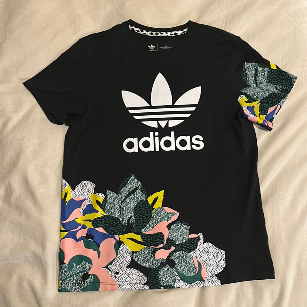 ADIDAS her London loose T-shirt with floral prints, black